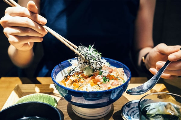 Vietnamese using chopsticks 