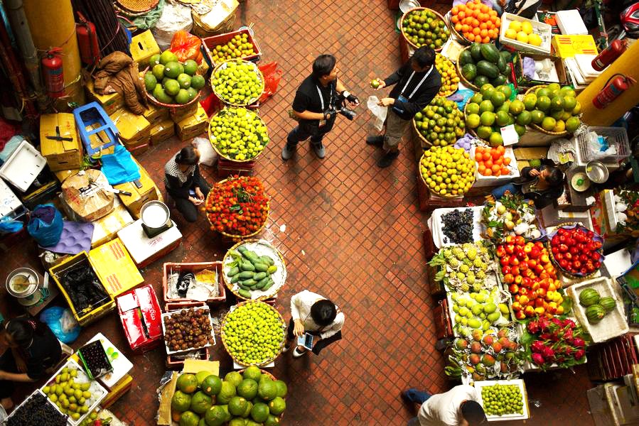 Hom Market is a bustling textile hub located in Hanoi’s Hai Ba Trung District