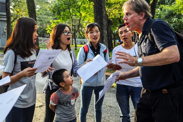 Vietnamese talk to foreigners 