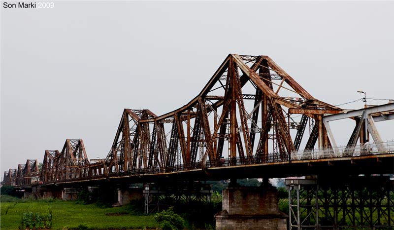 Long Bien Bridge 