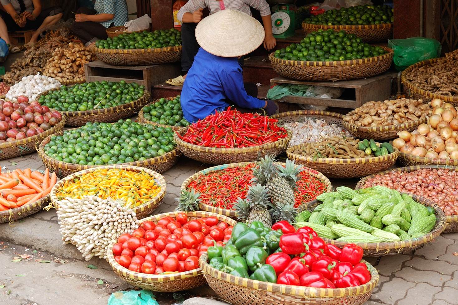 One of the highlights of visiting Long Bien is the opportunity to engage in traditional Vietnamese bargaining.